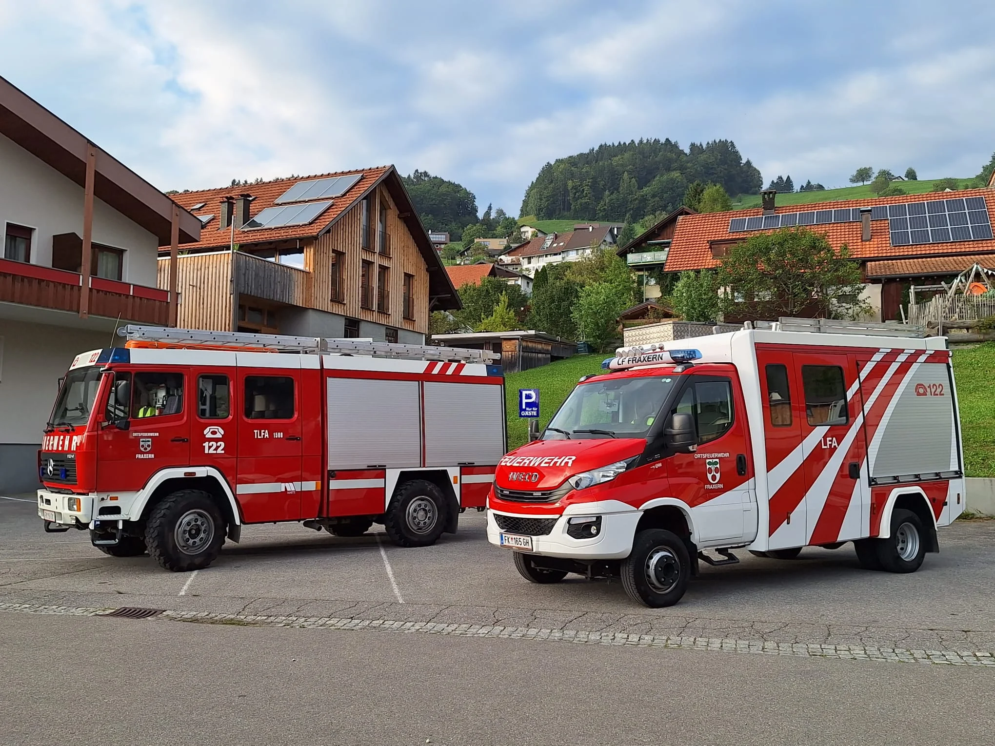 TLFA 1500 und Löschfahrzeug Fraxern im Ortskern