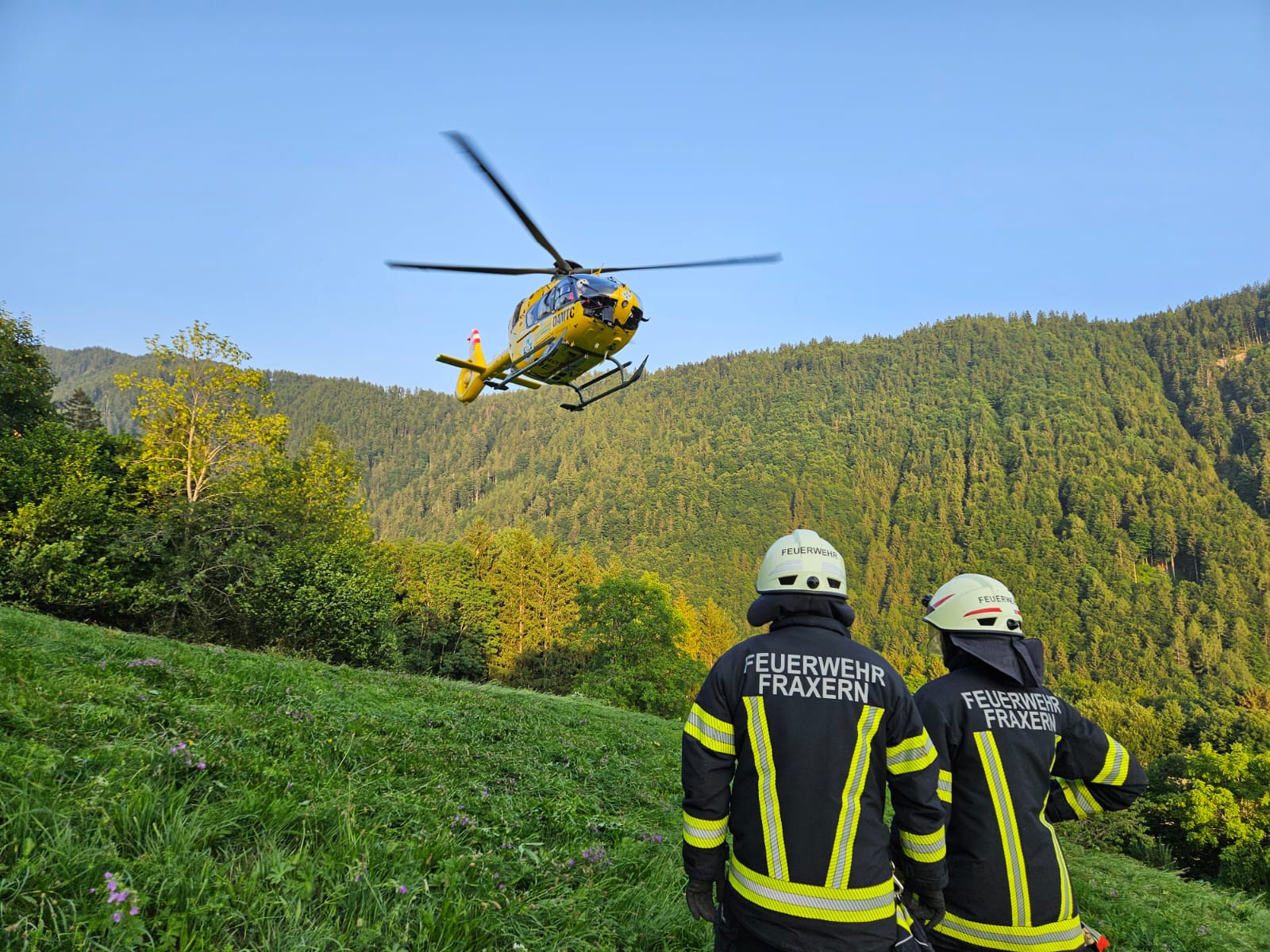 Zwei Kameraden beobachten den Notarzthubschrauber