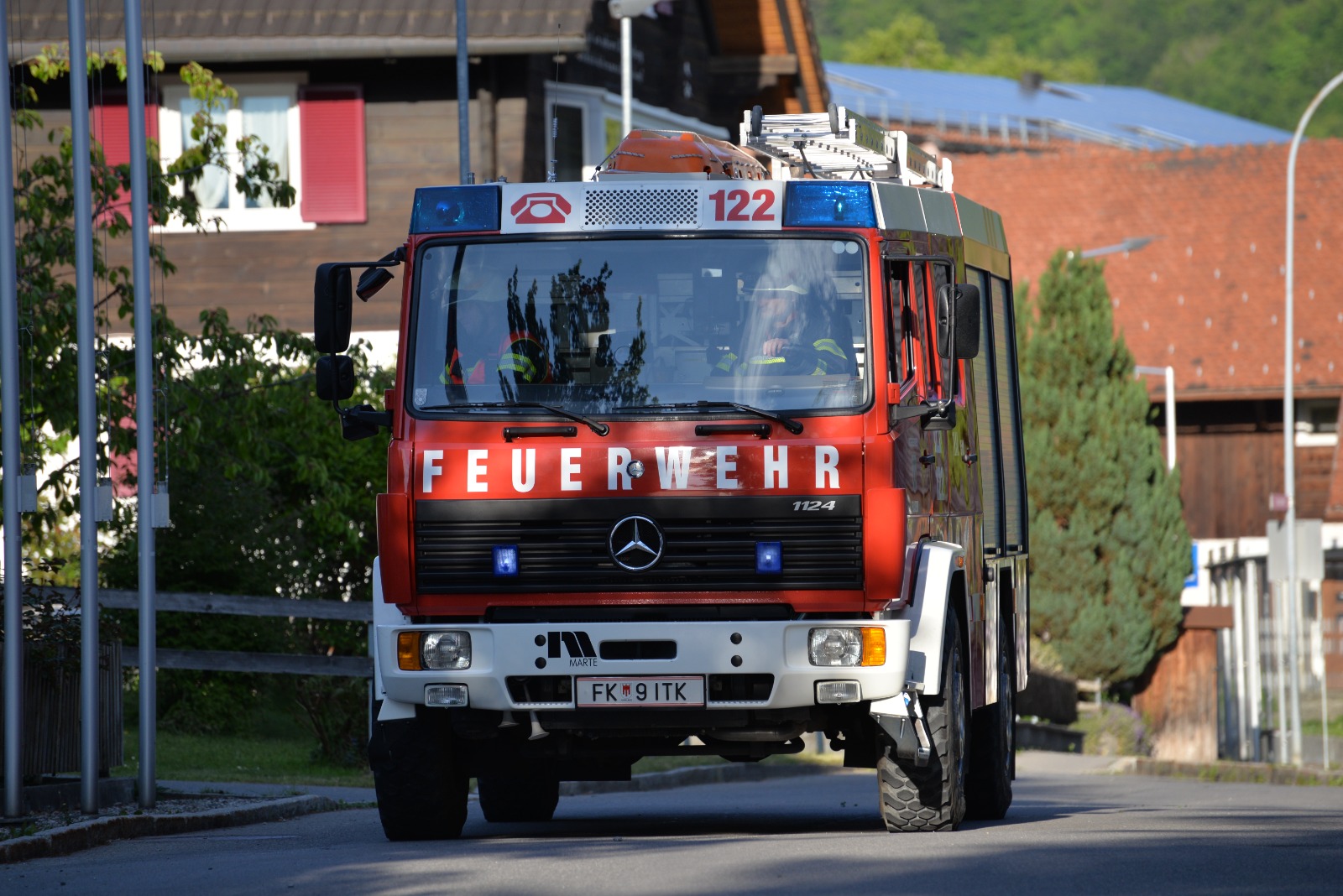 TLFA 1500 der Ortsfeuerwehr Fraxern mit Blaulicht auf der Ortsstraße